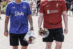 电竞世界杯下注-埃弗顿球迷和利物浦球迷一起在安菲尔德献花纪念若塔