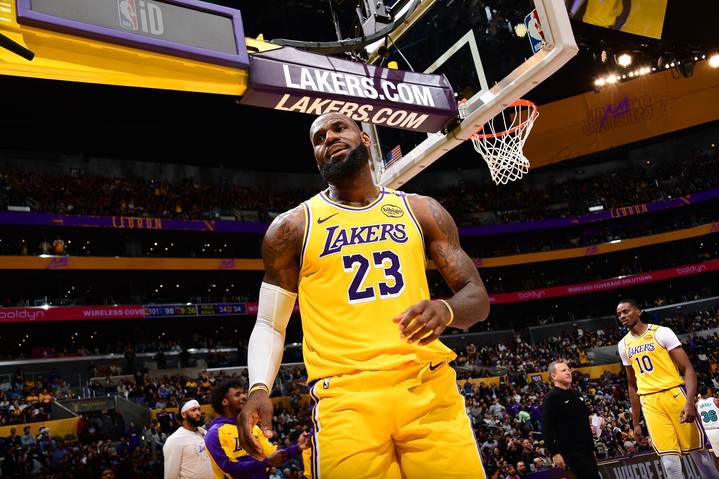 电竞世界杯投注-詹姆斯晒高尔夫装备版Labubu玩偶：请叫我LeBronBron Scheffler