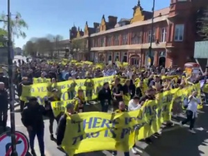 忍无可忍！大批热刺球迷上街抗议：列维，滚出我们的俱乐部